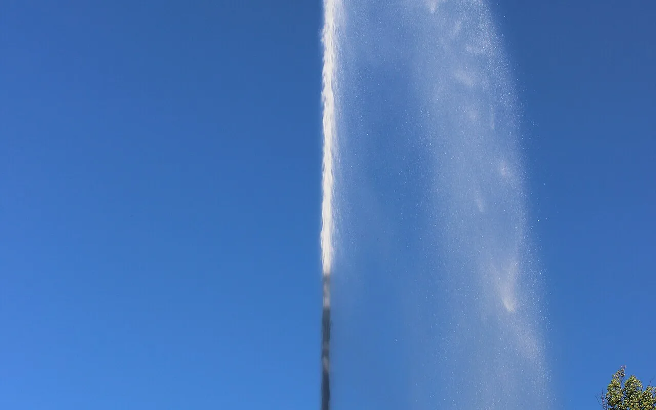 The Fountain of Fame throwing a jet of water forty metres into the sky
